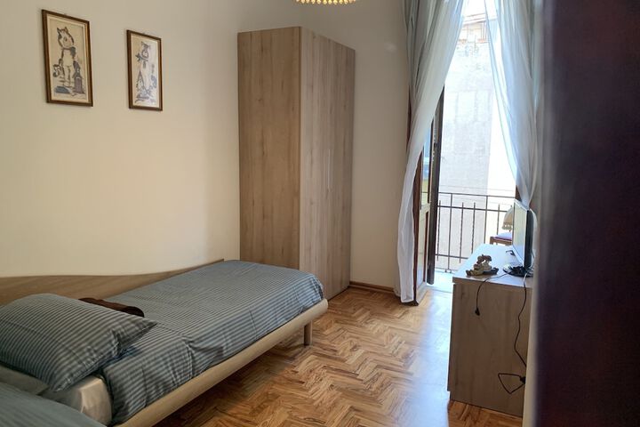 Room 7 of 27