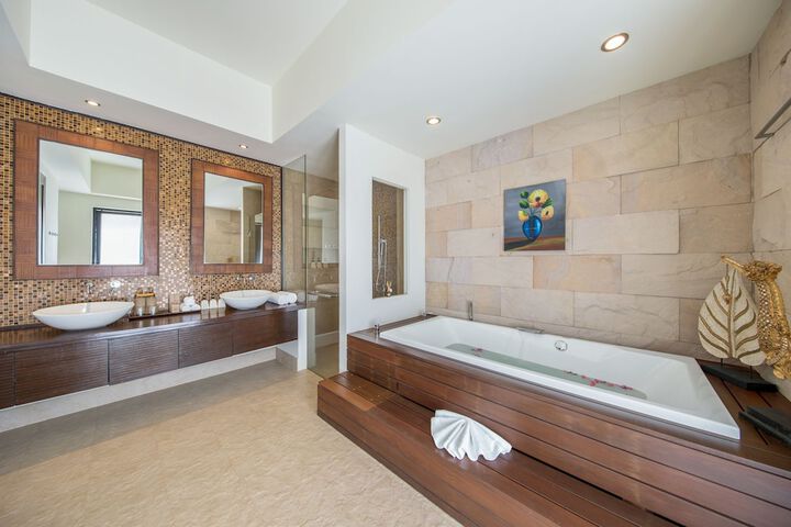 Deep soaking bathtub