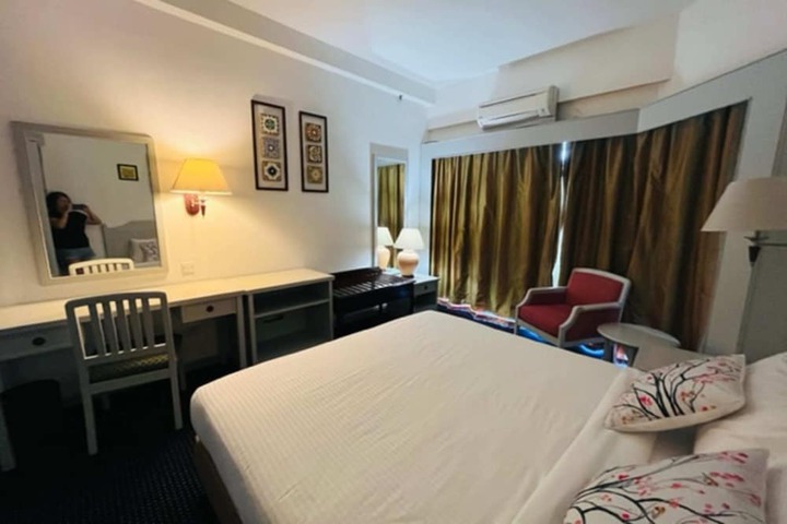 Room 100 of 650