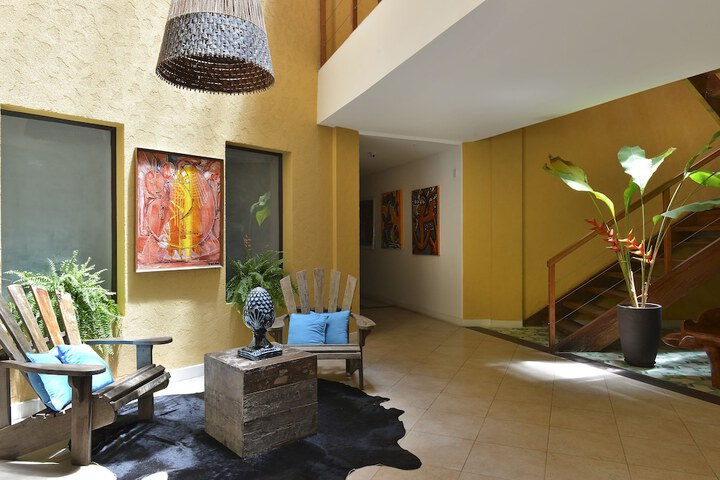 Lounge 36 of 47