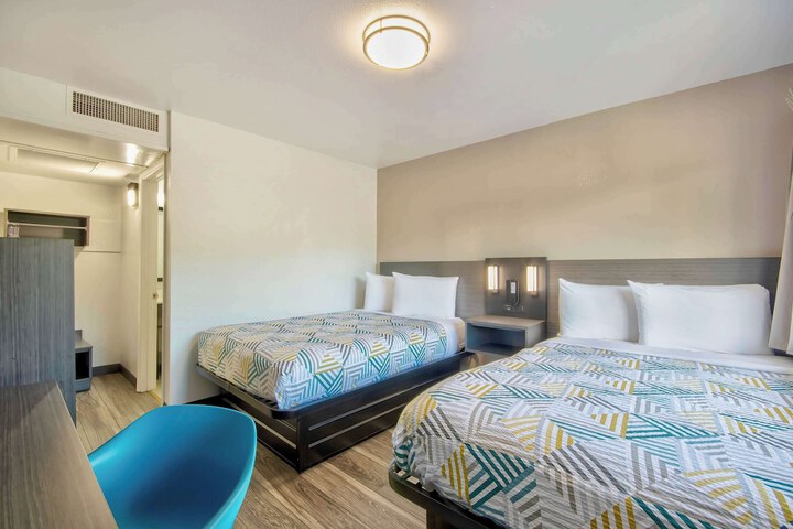 2 Double Beds (2 of 5)