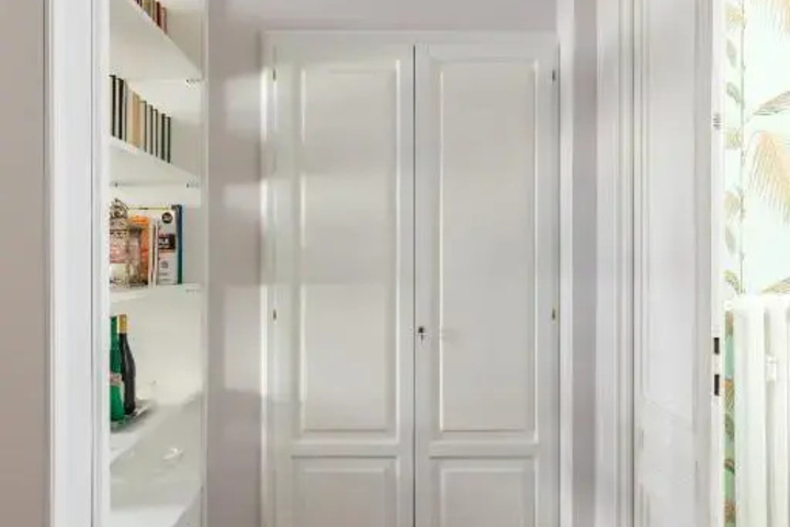 Room 5 of 8