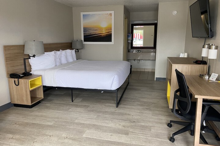 1 King Bed (5 of 6)