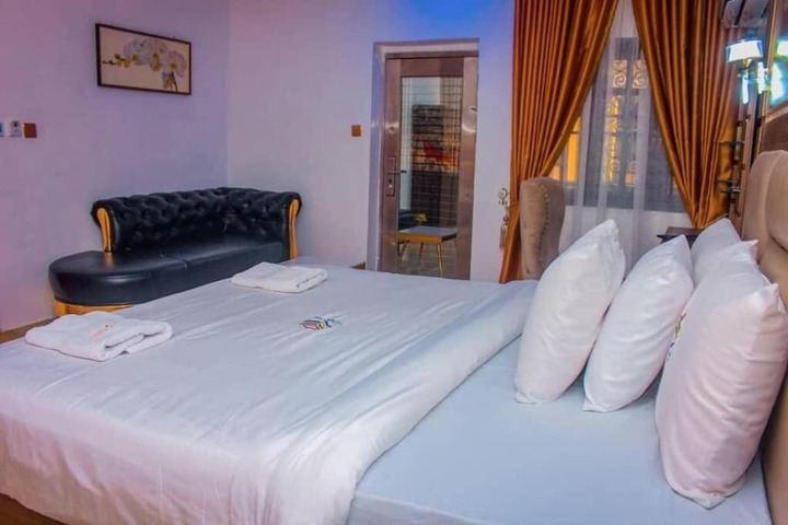 Room 3 of 8