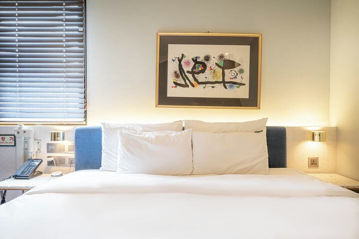 Room 9 of 28