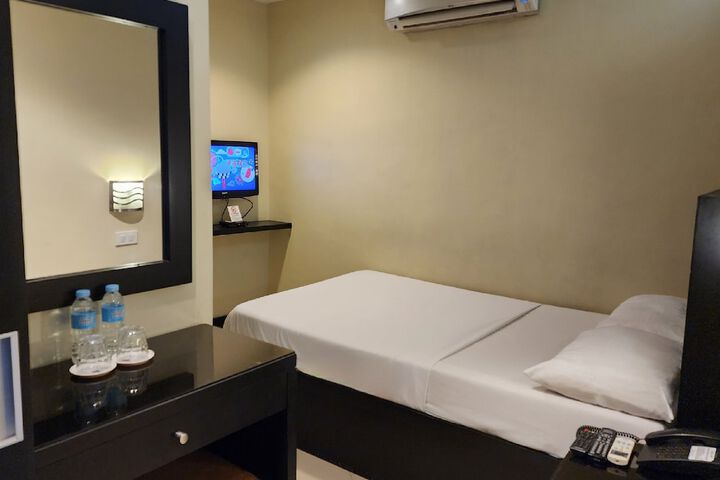 Room 5 of 13