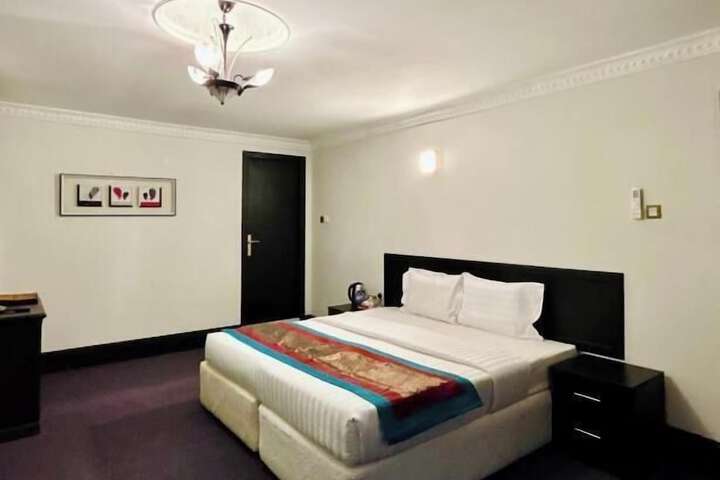 Room 6 of 16