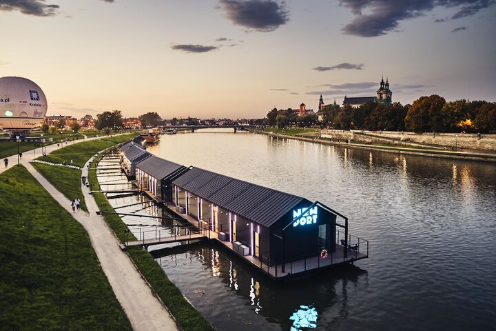 Photo of New Port Hotel