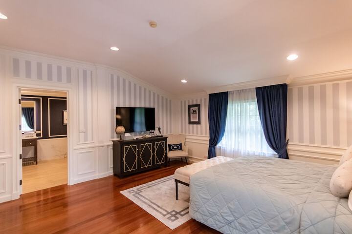Room 32 of 228