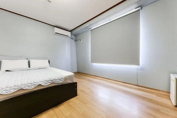 Room 6 of 13