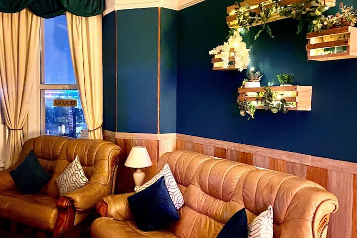 Lounge 54 of 63
