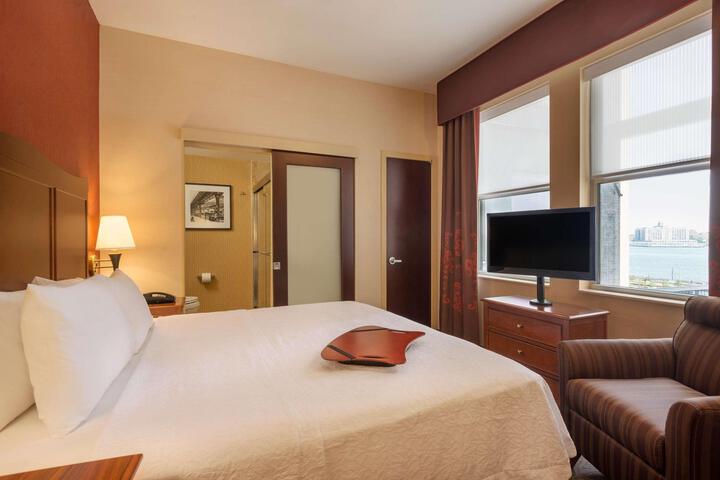 1 King Bed (5 of 11)