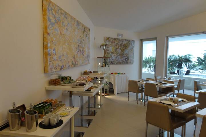 Breakfast area