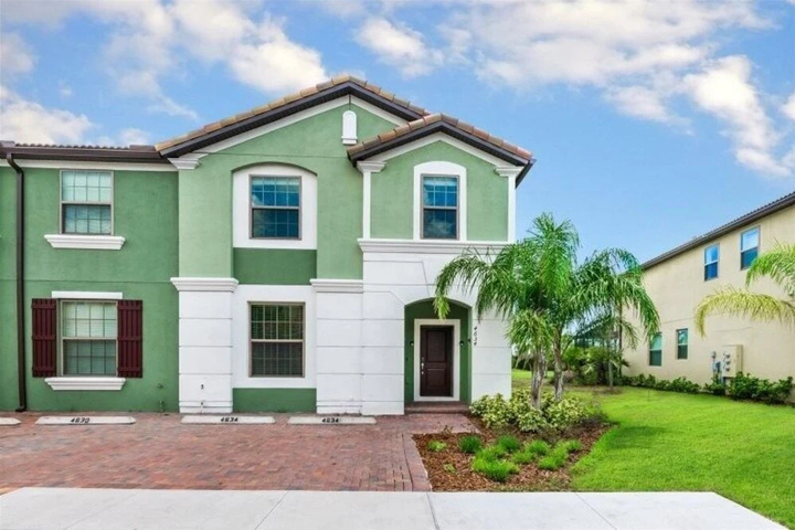 Exterior of 4634sr 5 Bedroom Townhouse