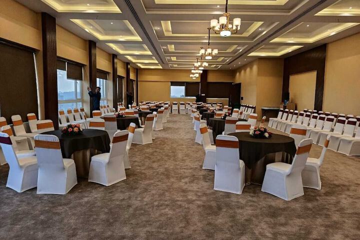 Business Center 143 of 147