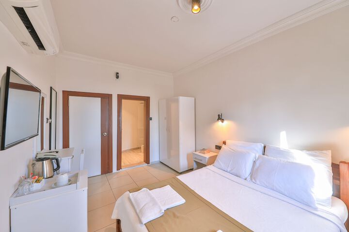 Room 10 of 33