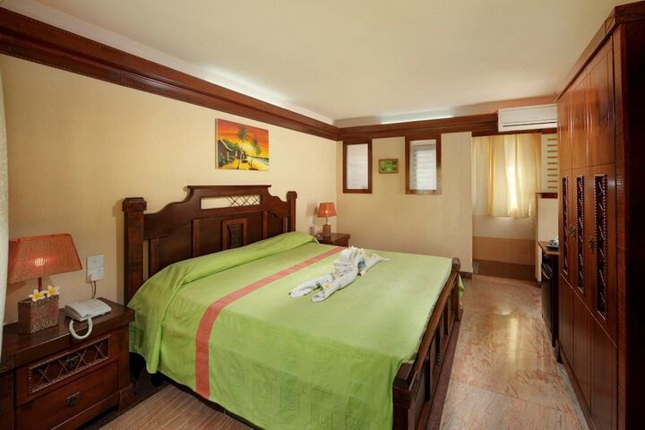 Room 6 of 33
