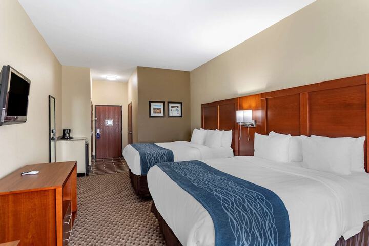 2 Queen Beds (5 of 7)