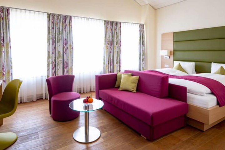Room 3 of 49