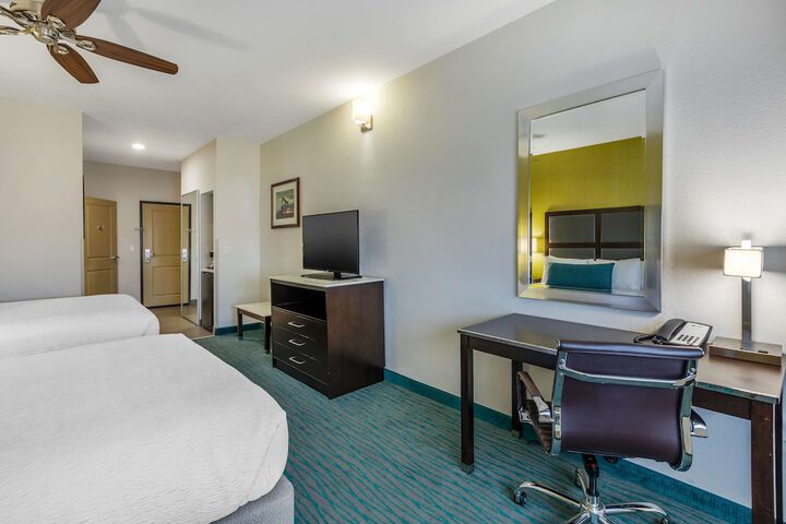 2 Queen Beds Microwave and Refrigerator WiFi Full Breakfast (13 of 14)