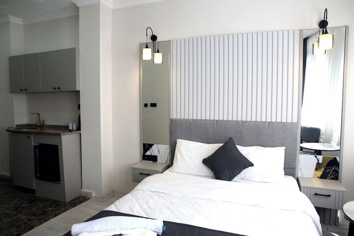 Room 4 of 9