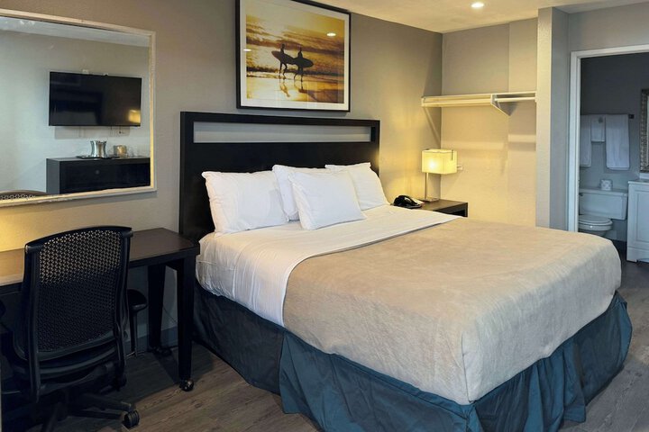 1 King Bed (4 of 6)