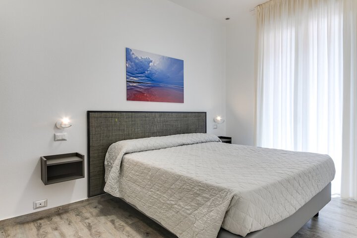 Room 3 of 74
