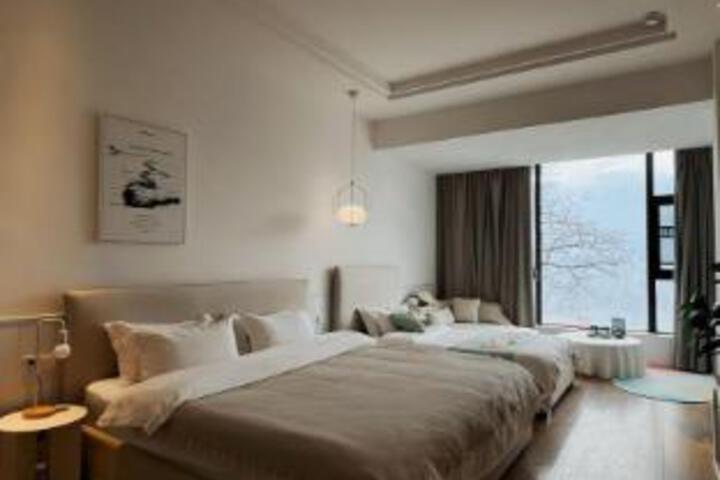 Room 8 of 9