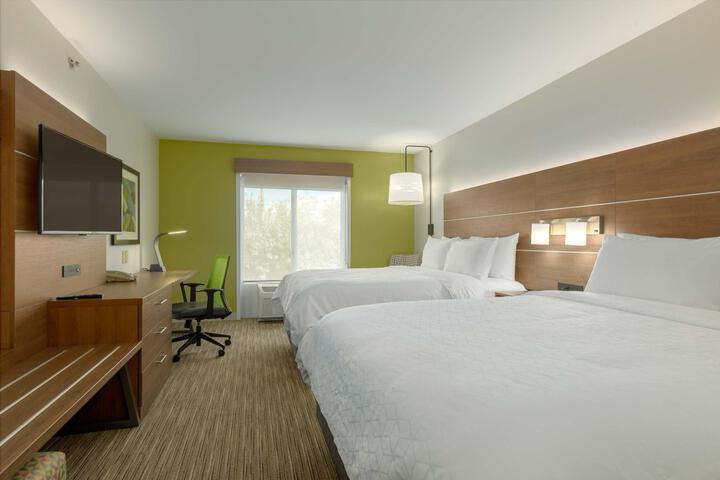 2 Queen Beds (10 of 10)