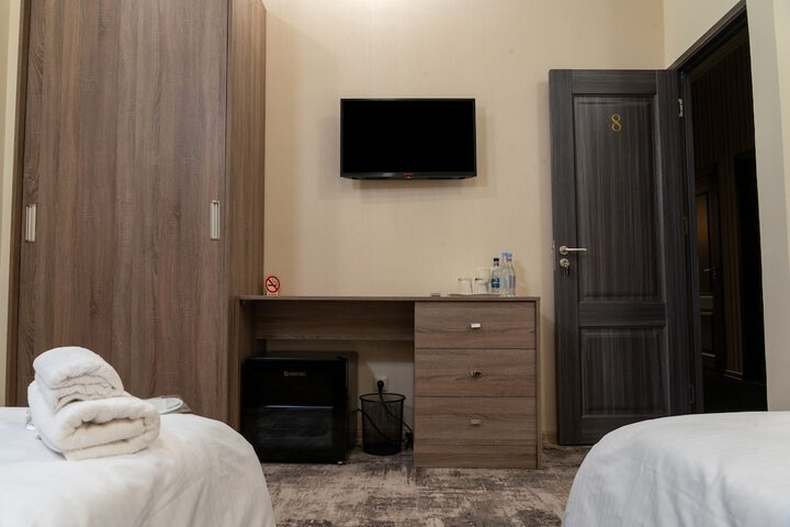 Room 7 of 33
