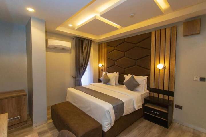 Room 8 of 34
