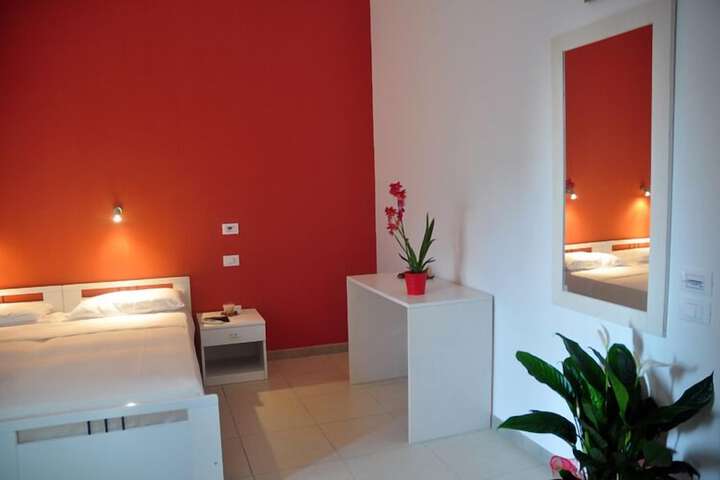 Room 5 of 62