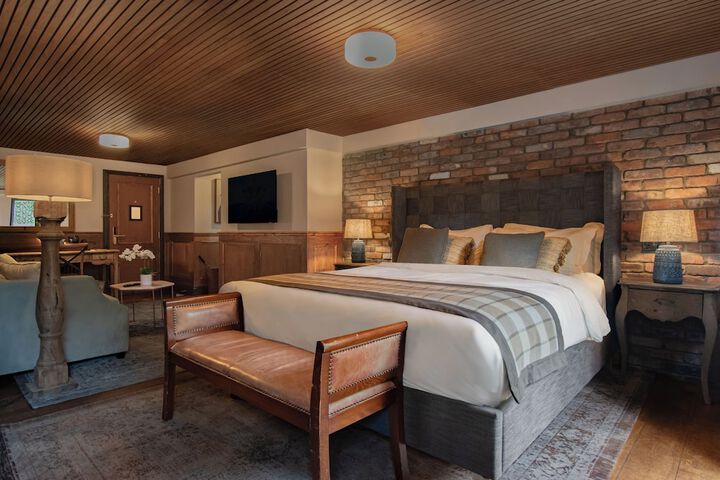 Room 2 of 33
