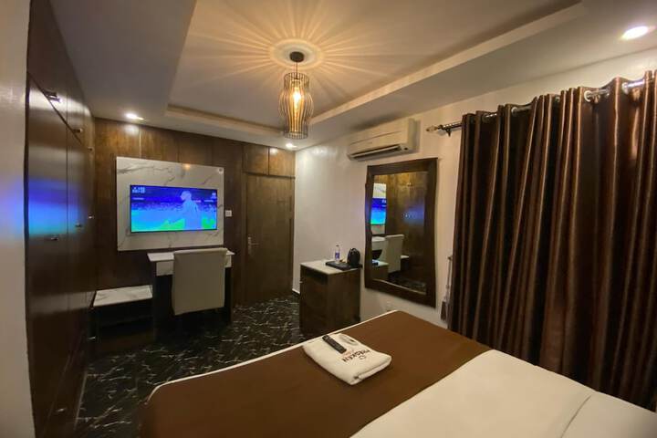 Room 10 of 28
