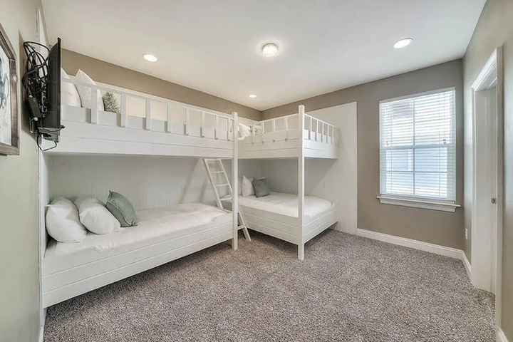 Room 6 of 18