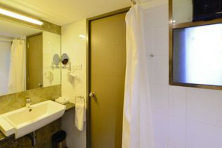 Room 10 of 61