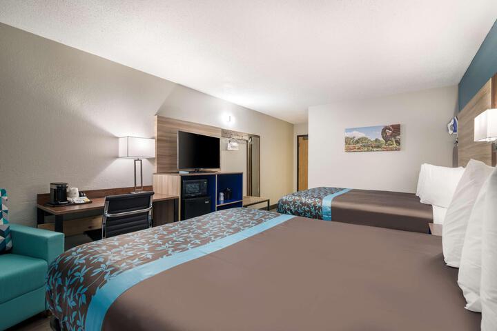 Accessible 1 Queen Accessible Roll in Shower Sofa Work Desk Microwave and Refrigerator, Continental Breakfast (12 of 18)