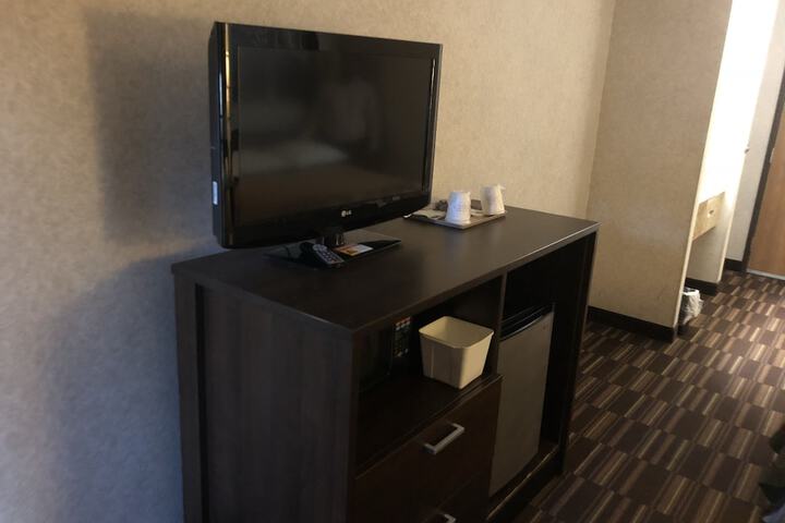 1 King Bed (4 of 5)