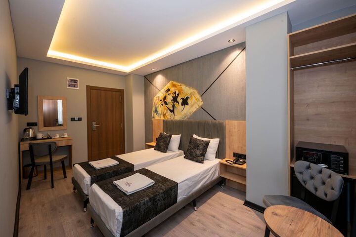 Room 6 of 12
