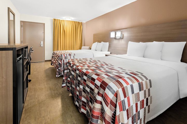 Deluxe Queen Bed (4 of 9)