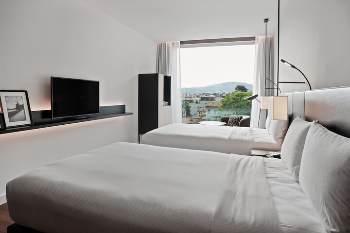 Room 8 of 213