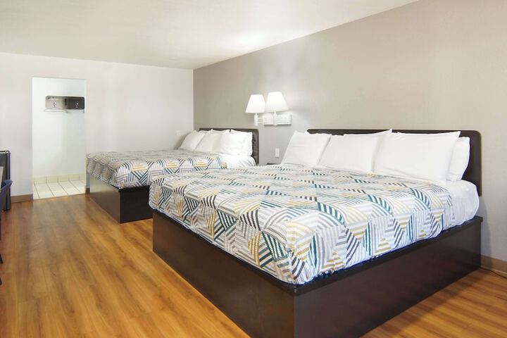 1 King Bed (6 of 8)