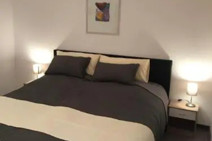 Room 4 of 11