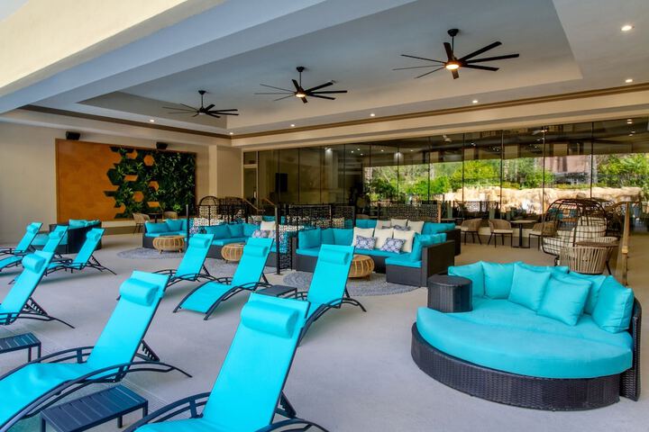 Lounge 127 of 192