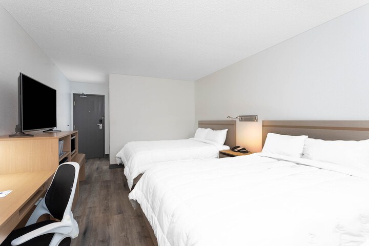 1 Queen Bed (14 of 18)