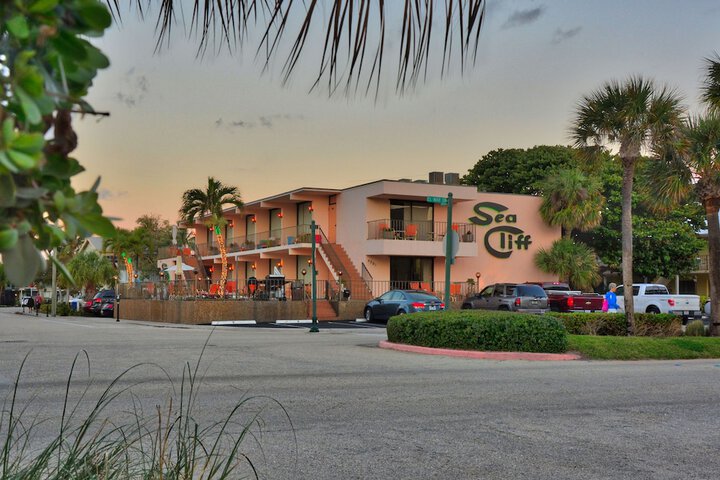 Exterior of Sea Cliff Motel