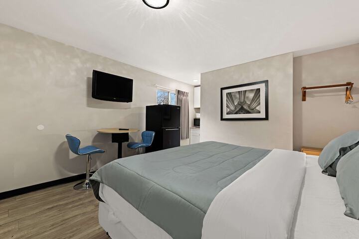 1 King Bed (5 of 9)