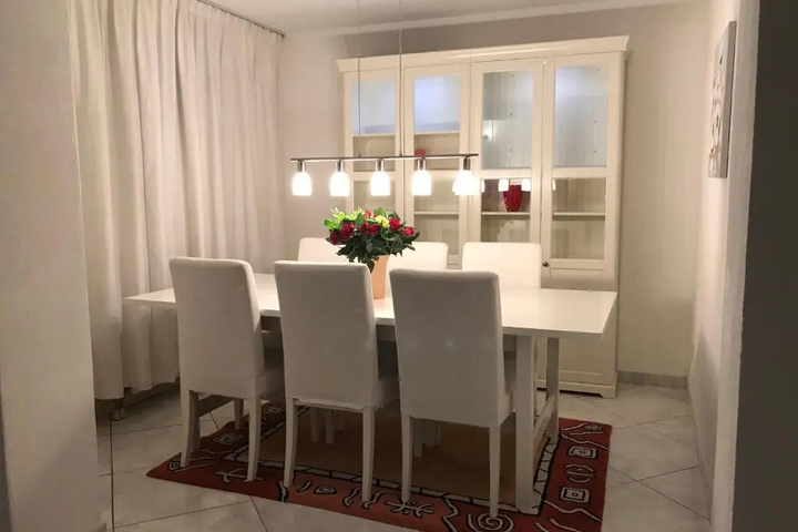 Dining 10 of 12