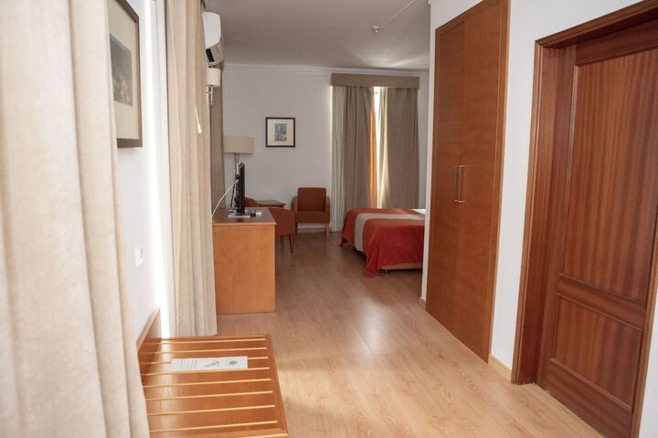 Room 9 of 35