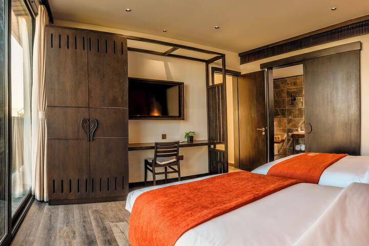 Room 100 of 303